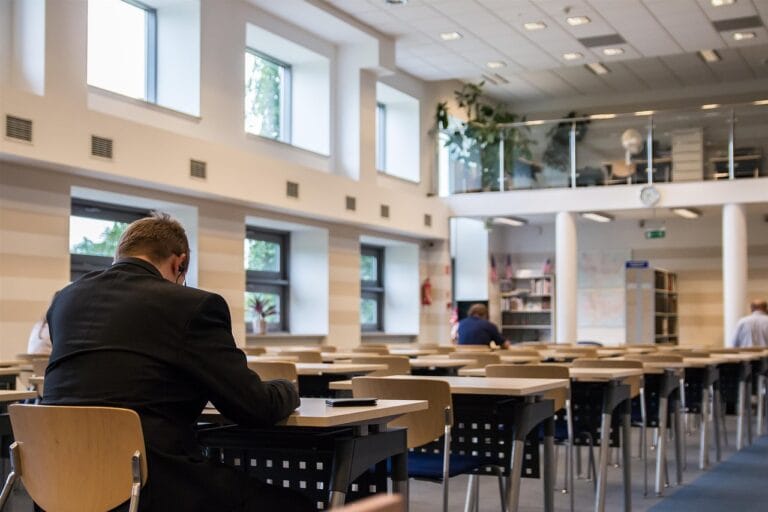 Pracownie na stacjach polarnych – ekstremalne warunki, innowacyjne rozwiązania