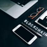 Biurko z telefonem i kalendarzem w aranżacji nawiązującej do blockchain