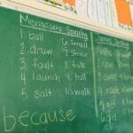 Tablica szkolna z listą słówek i ćwiczeniami z pisowni