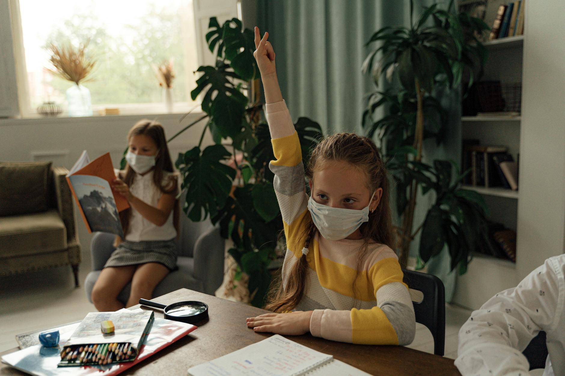 Jak Singapur uczy bezpieczeństwa cyfrowego od najmłodszych lat Dzieci w klasie w maseczkach podczas zajęć z bezpieczeństwa cyfrowego