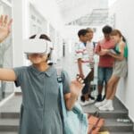 Dzieci w szkolnym korytarzu uczą się w goglach VR