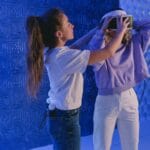 Dwie kobiety testują technologię VR w nowoczesnym wnętrzu