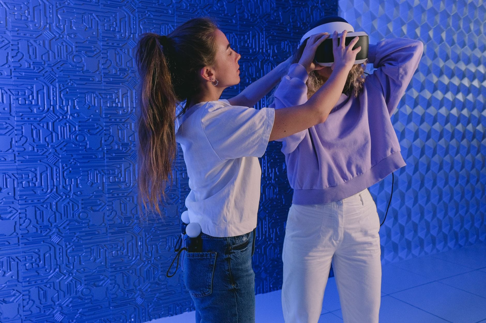 Dwie kobiety testują technologię VR w nowoczesnym wnętrzu