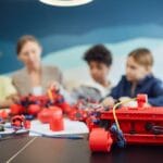Dzieci pracujące wspólnie nad projektem z robotyki na lekcji