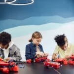 Dzieci w klasie budują roboty w ramach projektu edukacyjnego STEAM