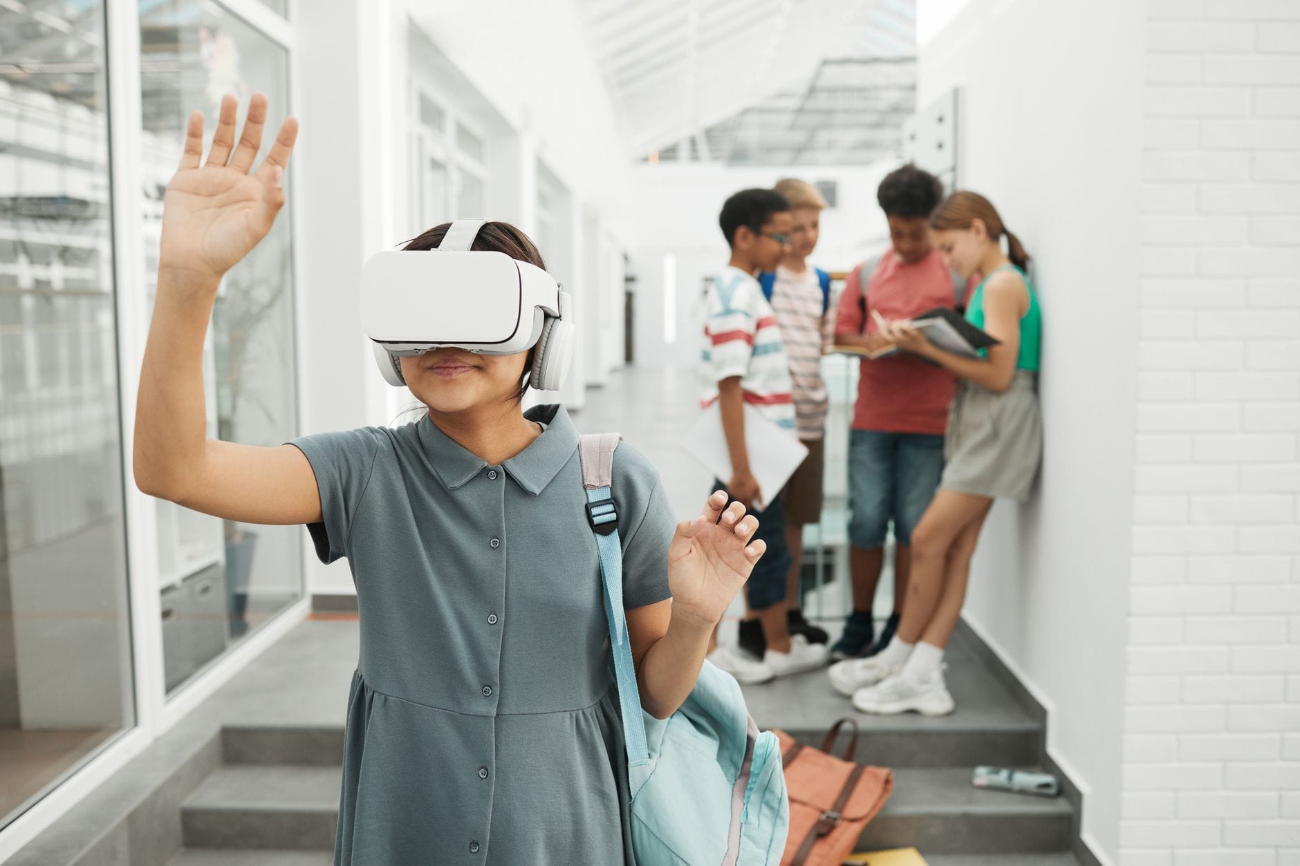 Zestaw startowy dla szkoły: aplikacje VR i AR, konta, zgody rodziców Grupa dzieci w goglach VR na szkolnym korytarzu, nauka technologii