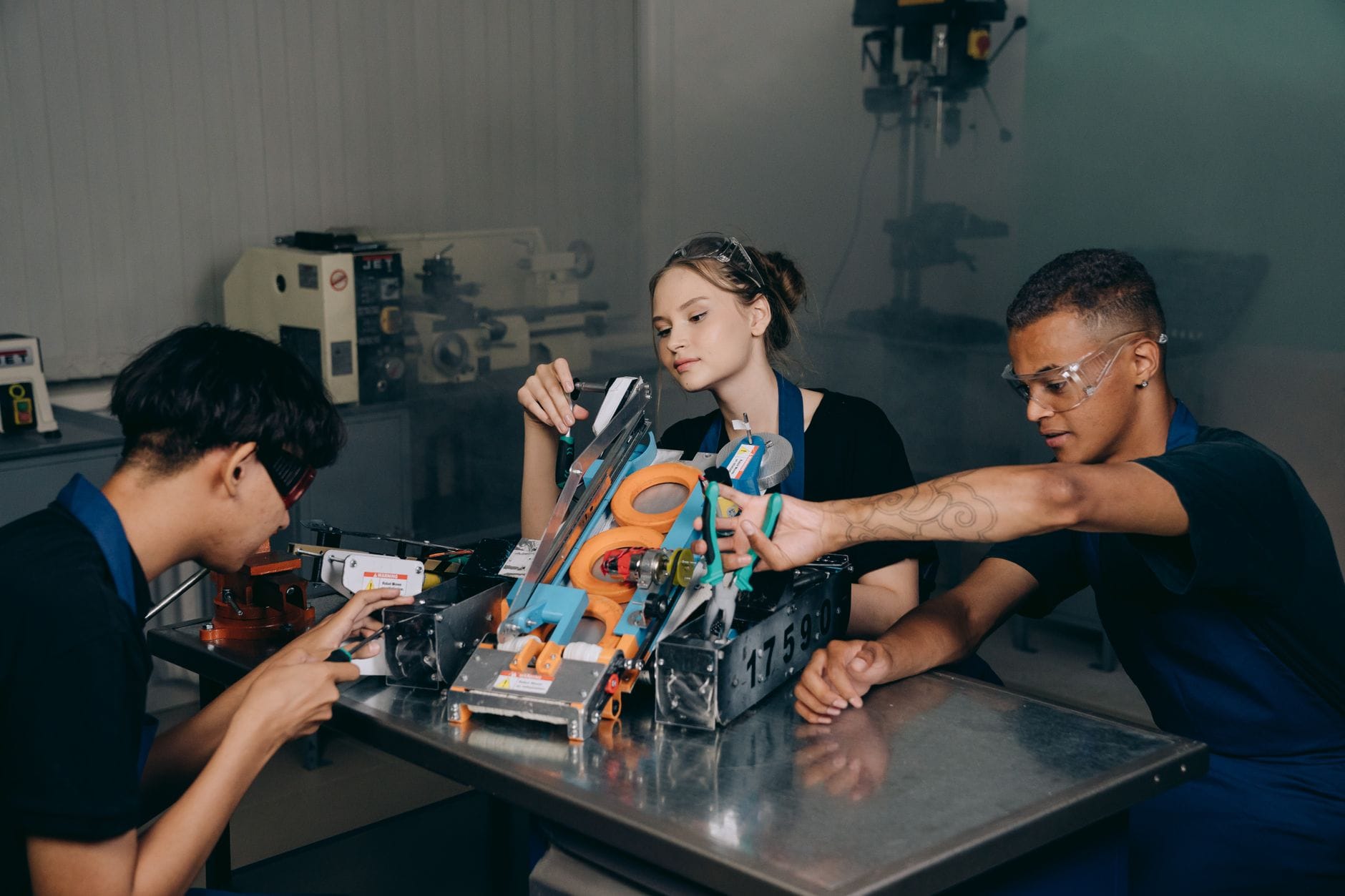 Uczniowie składają robota edukacyjnego w szkolnym laboratorium