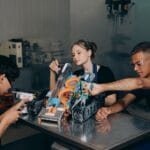Uczniowie w pracowni szkolnej pracują nad projektem robota STEAM