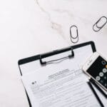 Formularz podatkowy, kalkulator w smartfonie i